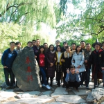 The big family took a group photo by Weiming Lake.